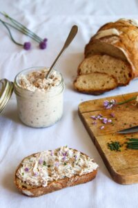 Petit pot de rillettes de thon.