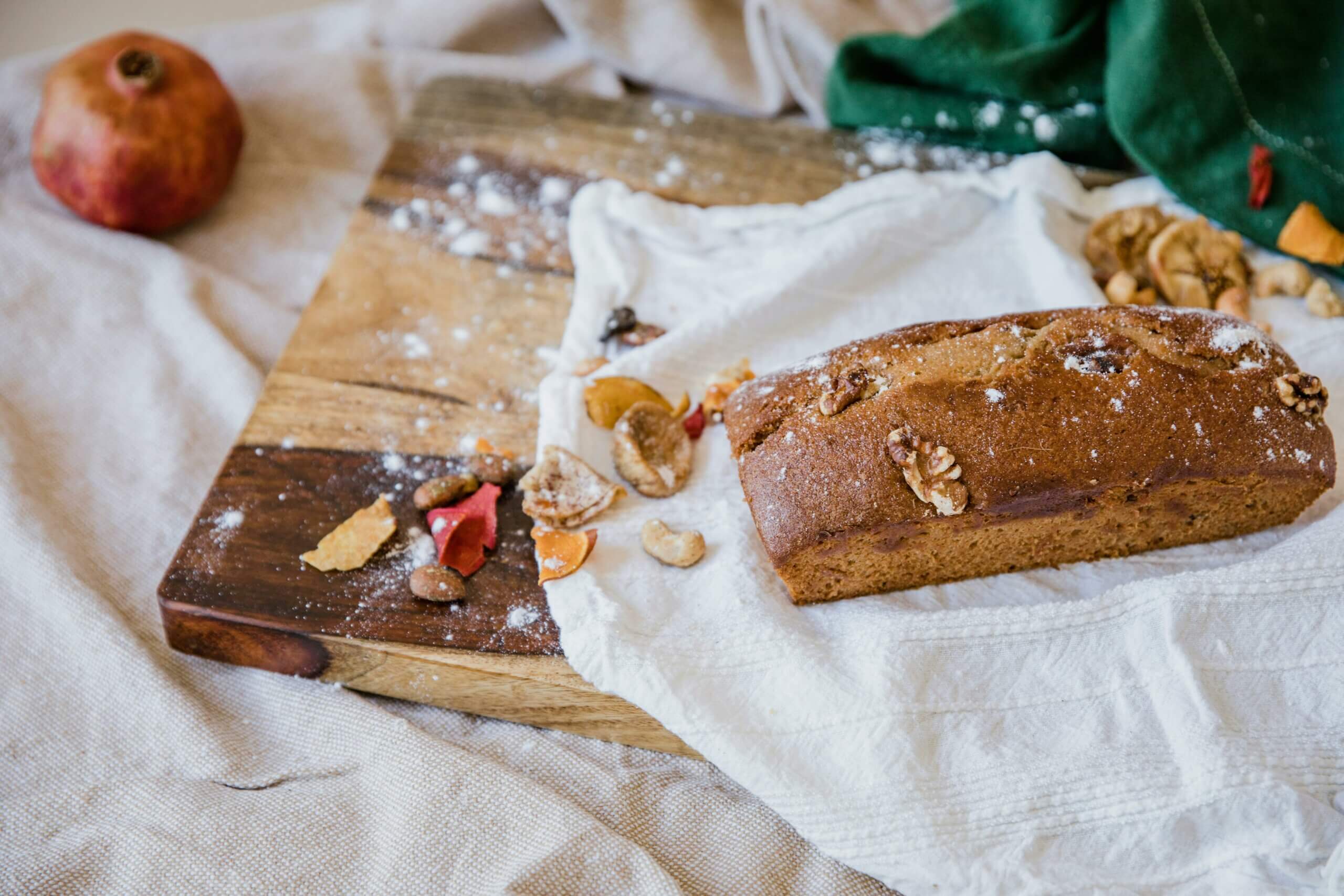 Gâteau aux noix sur un chiffon blanc et planche en bois.