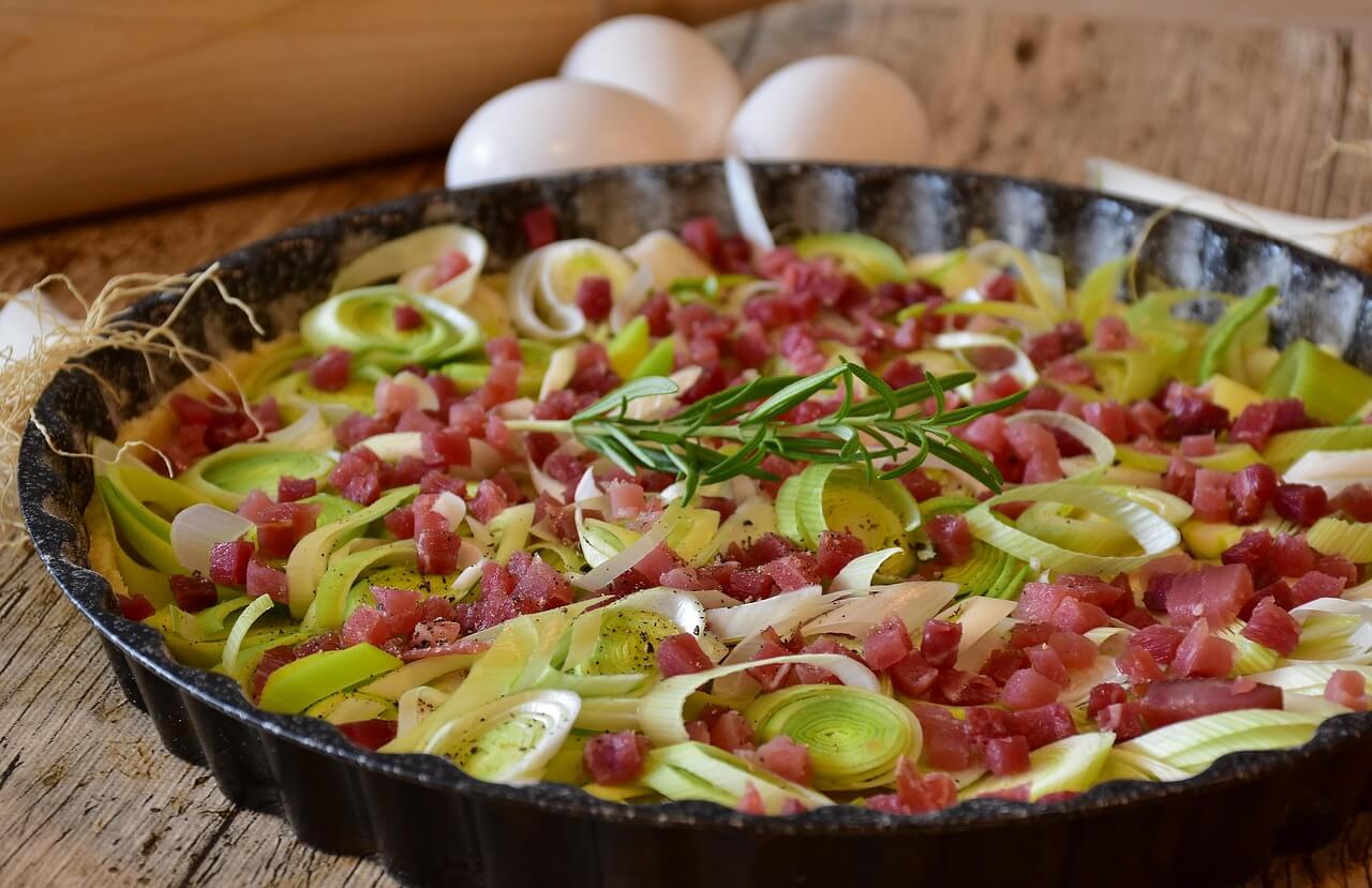 Quiche aux poireaux sur une table.